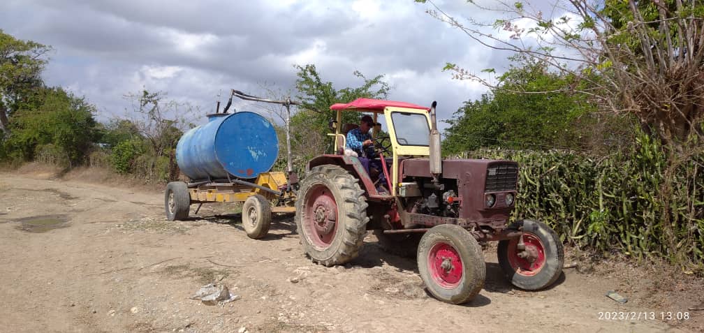 trattore_e_cisterna_mentre_caricano_acqua_dalla_sorgente_Progetto_Cuba.jpg